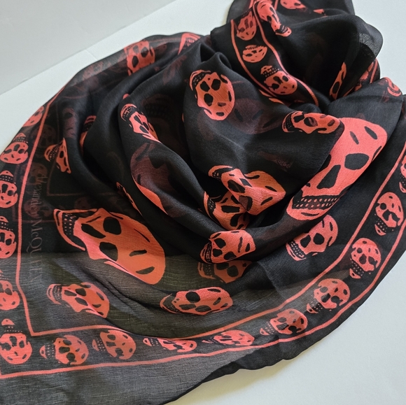 Alexander McQueen Skull Silk Scarf Black Red - Picture 4 of 10